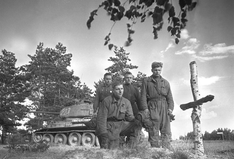 Советские танкисты у могилы танкистов, погибших в июне 1941 г. и похороненных местными жителями