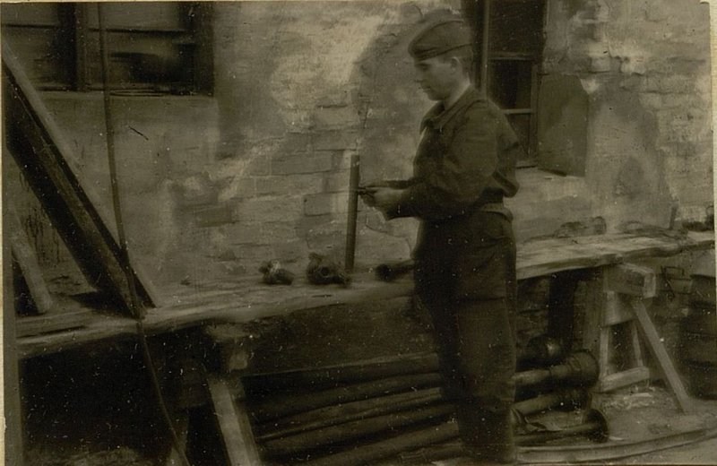 Image: Automotive mechanic Sergeant Ubogov proposed a method for the restoration of the Gkuk crank rollers and hinges and stamping of the bushings of the upper connecting rod heads