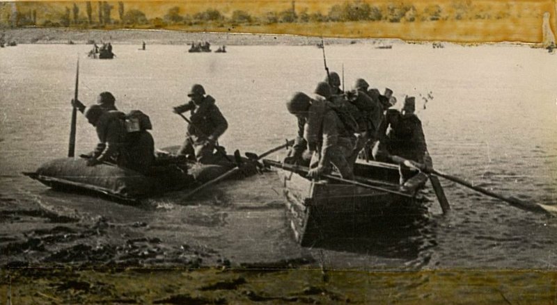Фотография: Славные гвардейцы переправляются через р. Терек
