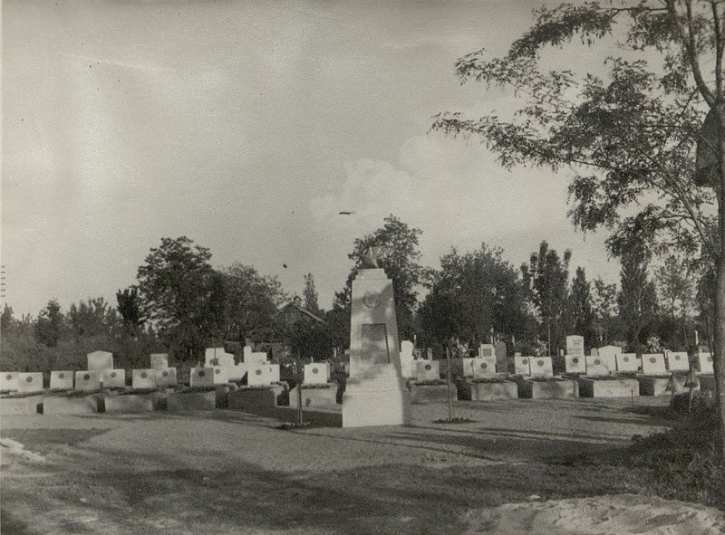 Фотография: г. Бекешчаба. Общий памятник на воинском кладбище
