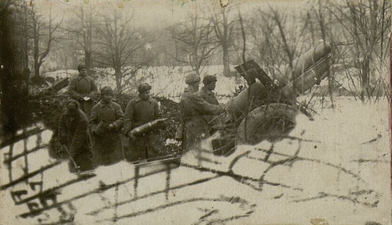 Фотография: Орудийный расчет главного старшины Белоусова Б. (6-я батарея) на огневой позиции в районе Гойтхского перевала ведет огонь по вражеской пехоте.