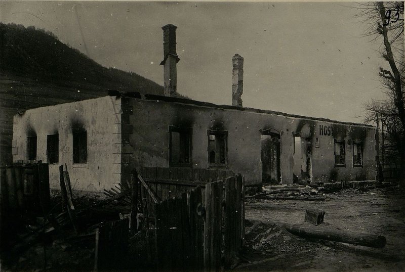 Фотография: Один из домов превращенный пр-м в опорный пункт. Полоса действия 17 гвардии стрелкового корпуса