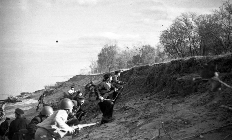Battle of Stalingrad. Sea-borne troopers of the Volga military flotilla dislodge the enemy from their positions