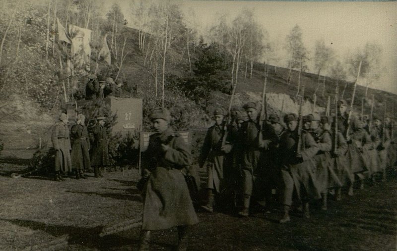 Фотография: Парад в честь 27 годовщины Великой Октябрьской Социалистической революции в частях