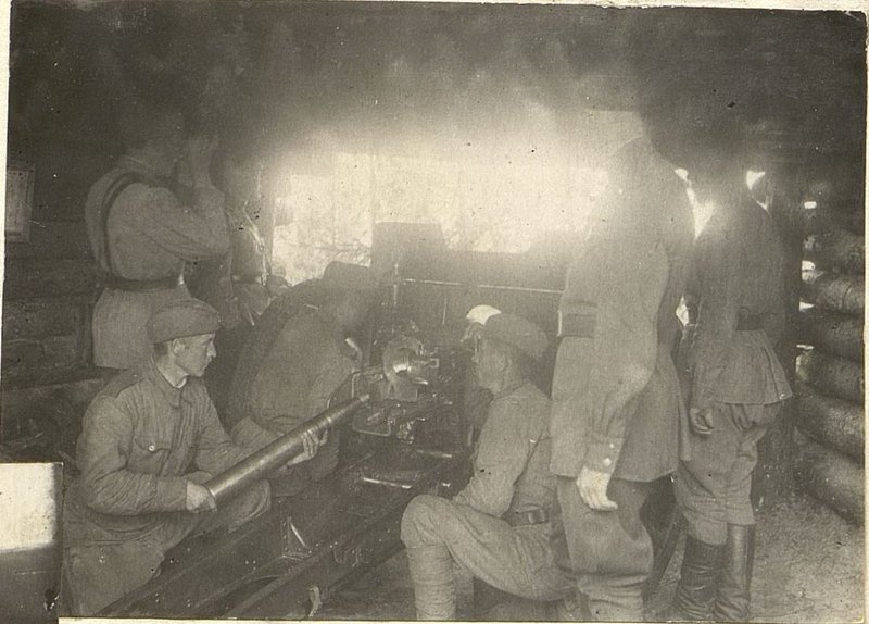 Image: The gun crew of the regimental battery is firing at the enemy