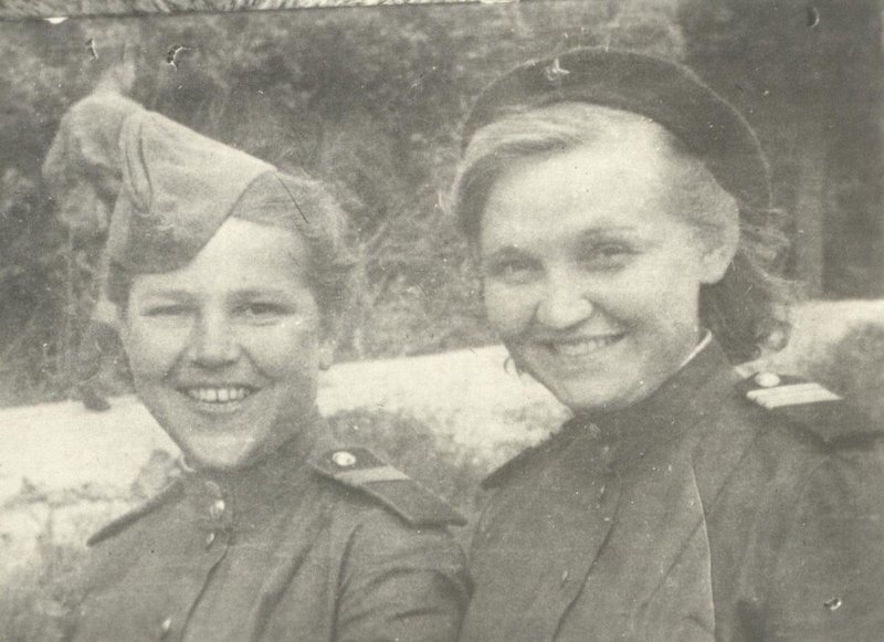 Friends and radio intelligence officers after returning from a successful reconnaissance; on the right - Napalkova T.I., radio intelligence officer of the 347th separate radio diode...