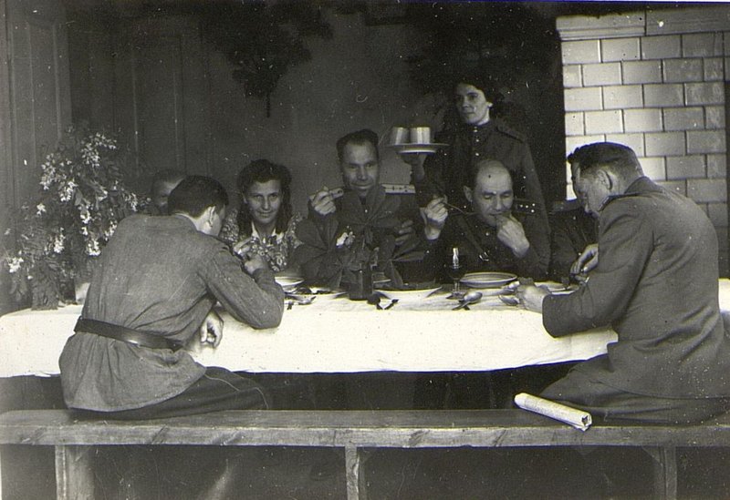Фотография: Офицерская столовая "За обедом"