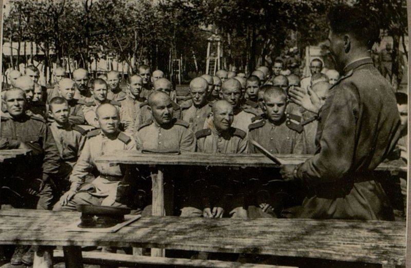 Image: Conducting classes in the 17th guard company