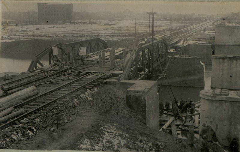 Фотография: Бойка свай с нижних подмостей на мосту через реку Сибина