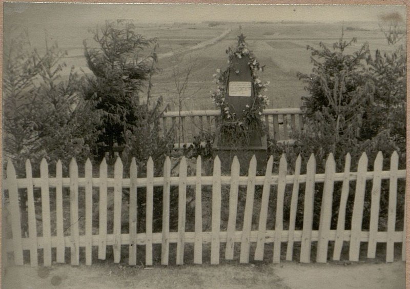 Фотография: Братская могила № 12, 200 м северо-зап. д. Огородники