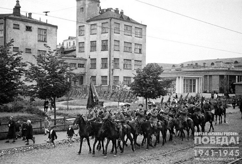Конные части Красной Армии на улицах Москвы