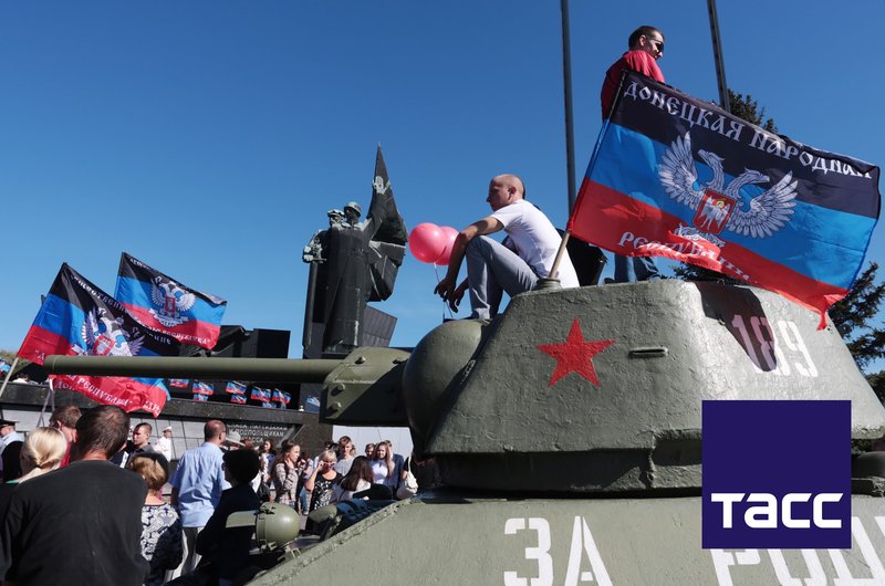 Участники праздничного митинга по случаю 73-й годовщины со Дня освобождения Донбасса