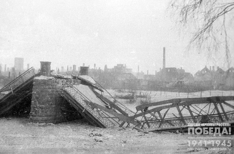 Вид города Велау. Мост через реку Алле, взорванный немецкими войсками при отступлении