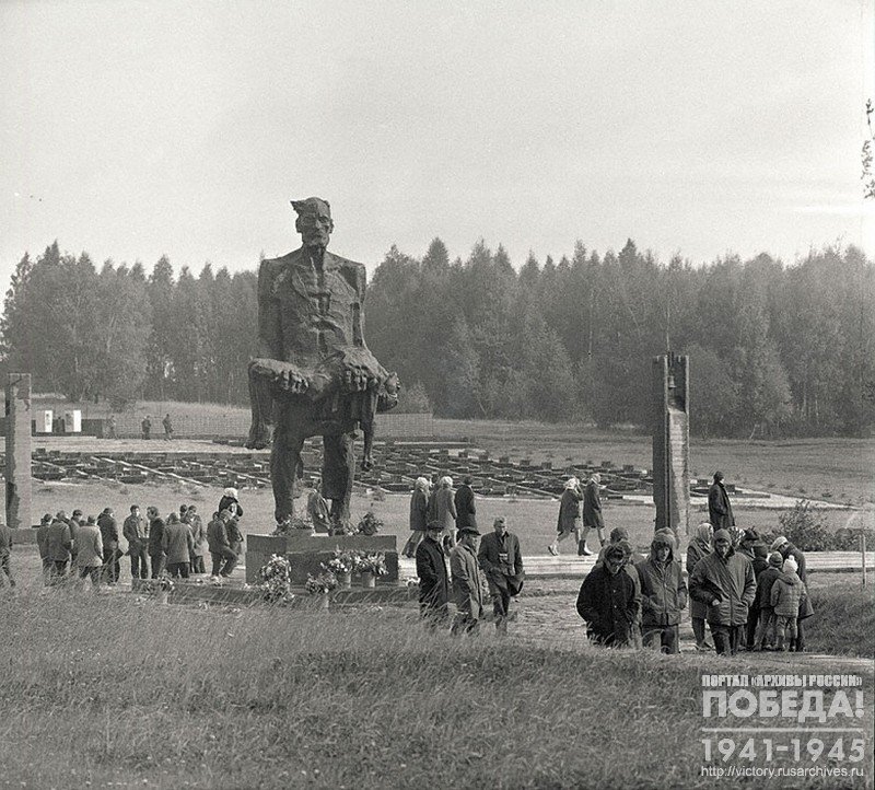 Скульптура «Непокоренный человек», входящая в состав Мемориального архитектурно-скульптурного комплекса Хатынь