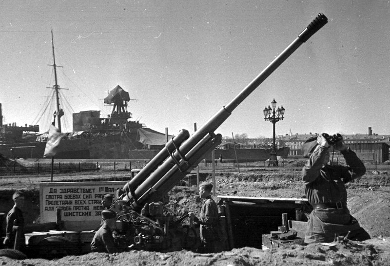 Зенитчики, охраняющие г. Ленинград от налета гитлеровской авиации, у орудий