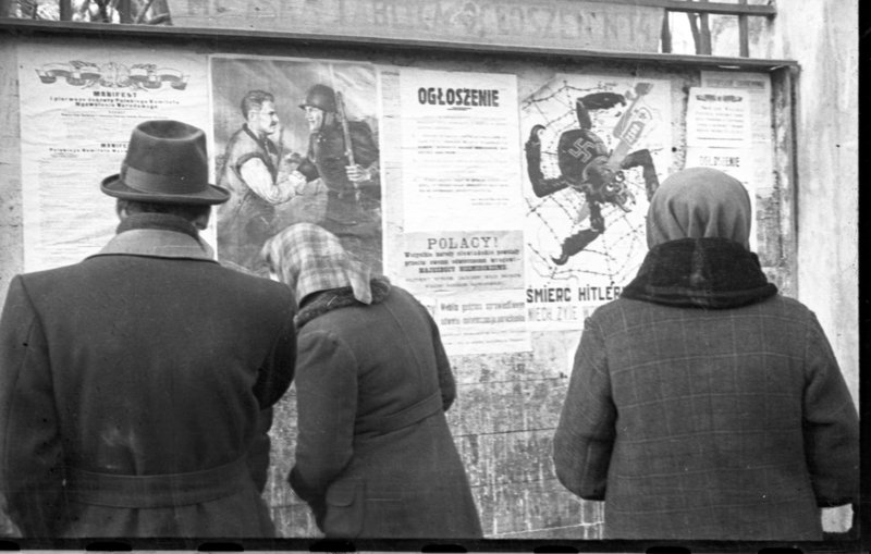 «Глогау. Поляки читают объявления и агитационные материалы на доске объявлений.»
