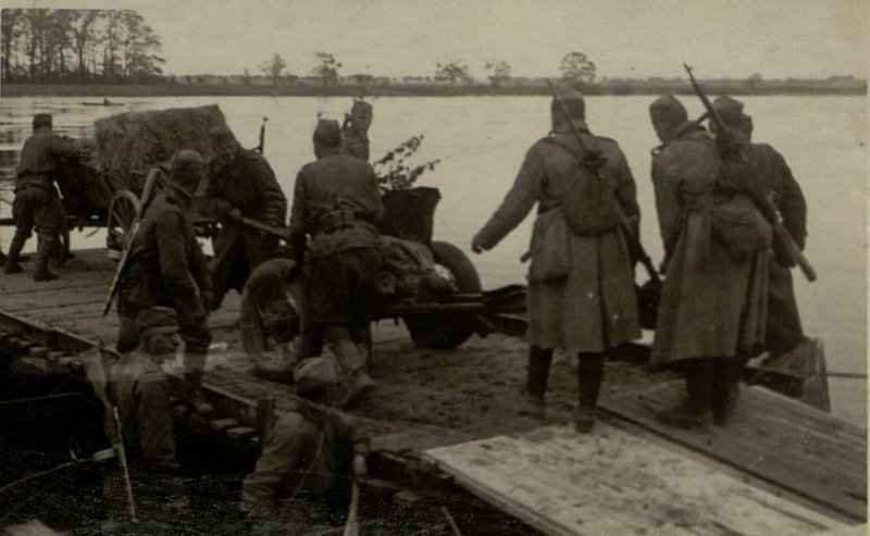 Фотография: Бойцы роты гв. лейтенанта Круглякова (40 стрелкового полка 121 гвардии стрелковой дивизии) и артиллеристы гв. капитана Кашина форсируют Эльбу