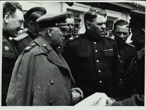 Слева направо: генерал-майор С.С. Бирюзов, Ф.И. Толбухин, Маршалы Советского Союза К.Е. Ворошилов и А.М. Василевский. Перед началом освобождения Крыма