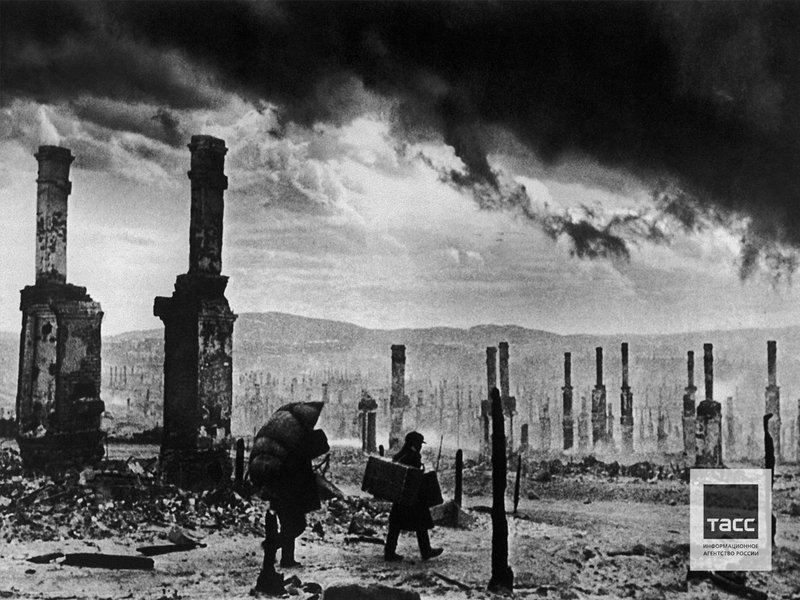 Вид на город Мурманск налета немецкой авиации, февраль 1942 г.