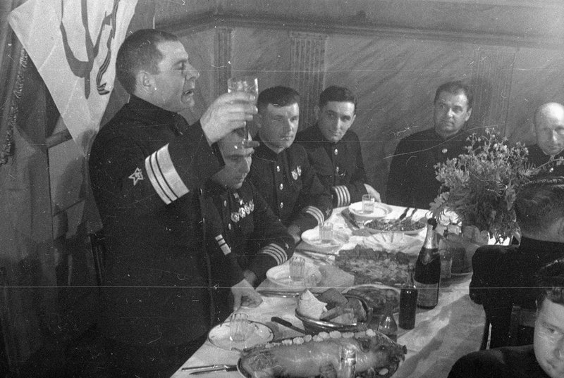 Командир подводной лодки «Щ-421», Герой Советского Союза Николай Лунин и его экипаж. После похода