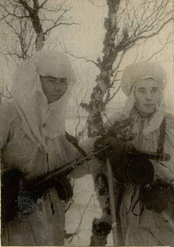 Фотография: Разведчик гвардии ефрейтор Шалаев В.И. чл. ВЛКСМ, захвативший 2-х языков и гвардии ефрейтор Макин Н.В. чл. ВЛКСМ, захвативший 1-го языка