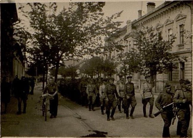 Фотография: На марше из Чехословакии в Румынию