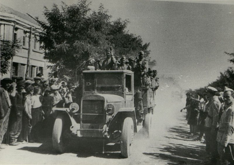 Фотография: Генерал-полковник товарищ Бюрюзов вручает ордена Советского Союза болгарским генералам и офицерам