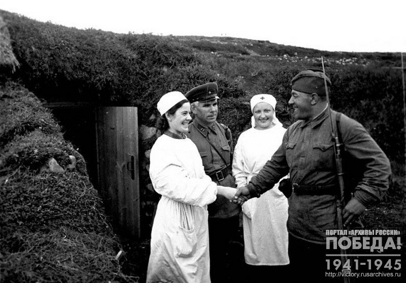 Боец морской пехоты Н.П. Кудряков прощается с врачом госпиталя И.А. Харченко