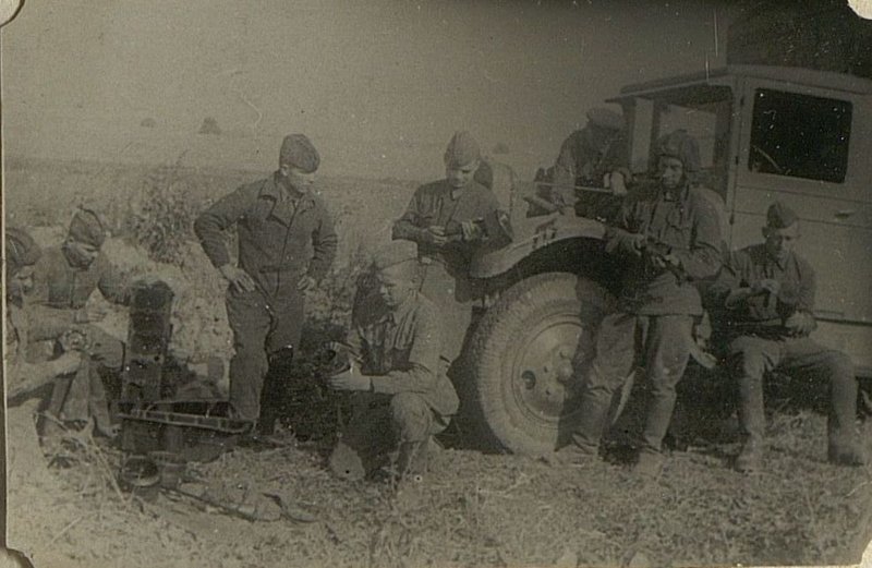 Фотография: Ремонт автомашины в полевых условиях