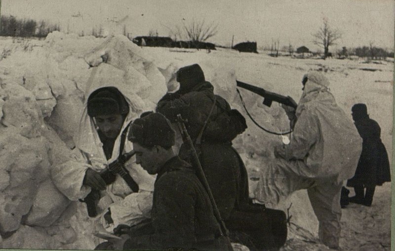 Фотография: Младший лейтенант Якушев ставит боевую задачу отделению