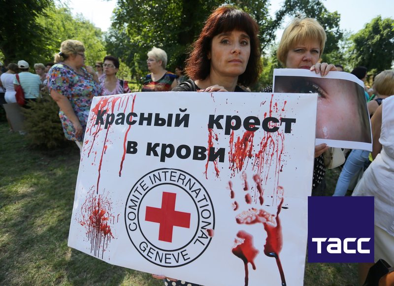 Жители города на митинге против сотрудников Красного креста и ОБСЕ