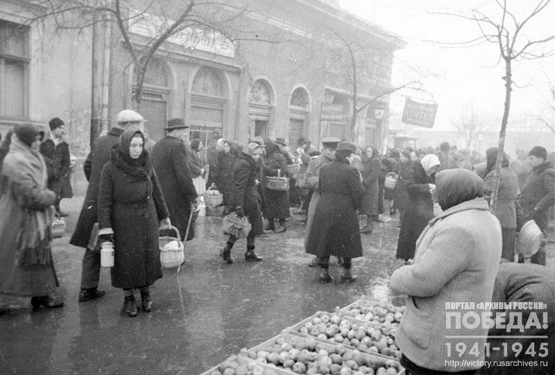 Вид городского рынка на одной из улиц после освобождения города от немецких захватчиков