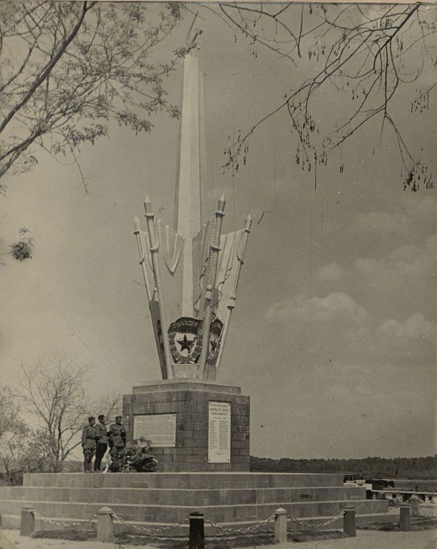 Фотография: г. Дунафельдвар. Памятник-монумент павшим гвардейцам