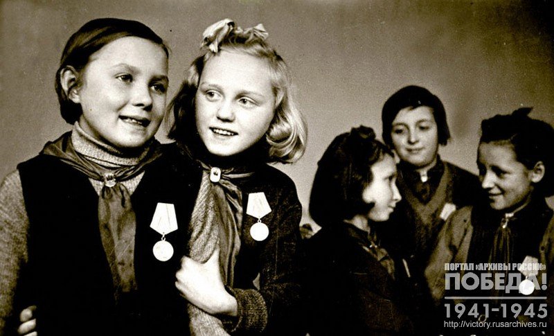 Отличницы 4-го класса 47-й школы г. Ленинграда, награжденные медалями «За оборону Ленинграда»
