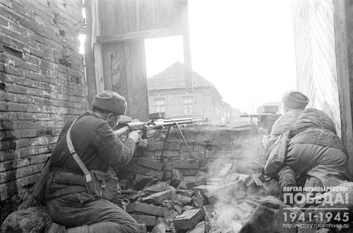 Группа автоматчиков ведет прицельный огонь. Крым, 1944 г. Автор В.А. Темин. РГАКФД.