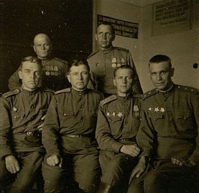 Фотография: Слева направо: сидят - агитатор полка - старший лейтенант Дементьев Ф., подполковник Стрельцов, парторг полка - капитан Макарычев и начальник санитарной службы полка майор медицинской службы Виноградов П.П. Стоят: слева отважный минометчик, работник партбюро, старшина И.И. Новинский и экспедитор полка - рядовой А.П. Сметанин