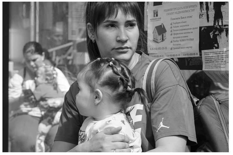 Молодые родители ожидающие помощи в пункте Российского Красного Креста