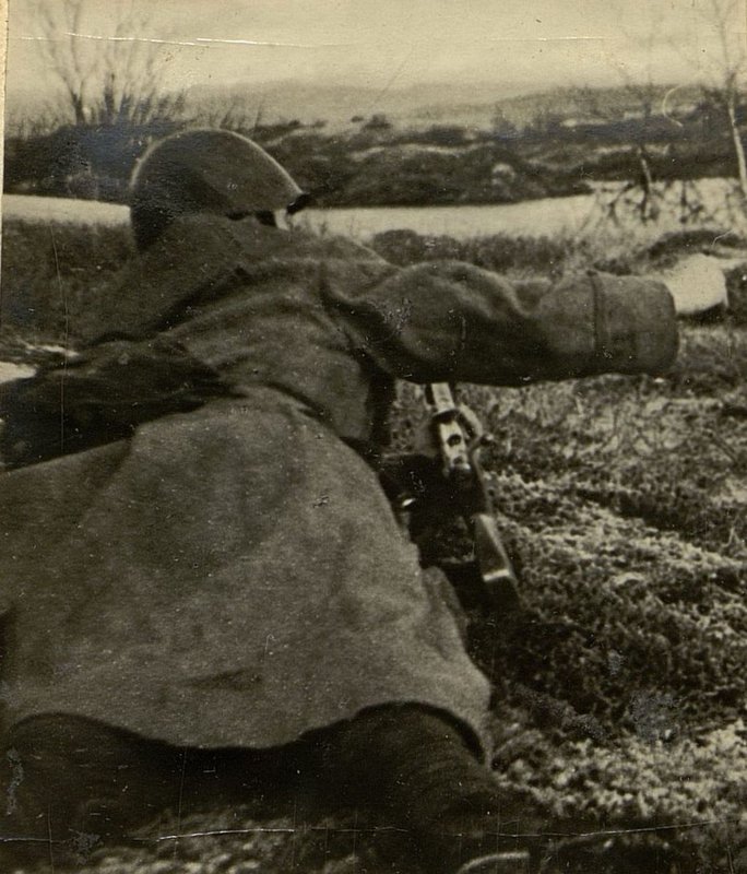 Image: 3rd rifle brigade 7th rifle company Lance-corporal Ivchenko M.L. while crawling near the lake "Shtany" (9440)