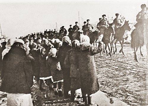 Части Красной Армии проходят по г. Прохладному, освобожденному от гитлеровских оккупантов