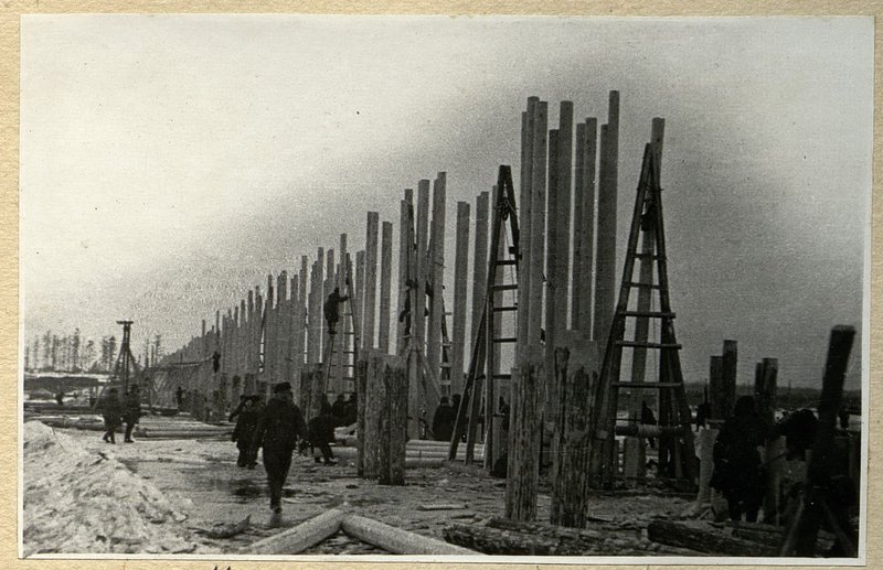 Фотография: Установка стоек на Забитые сваи