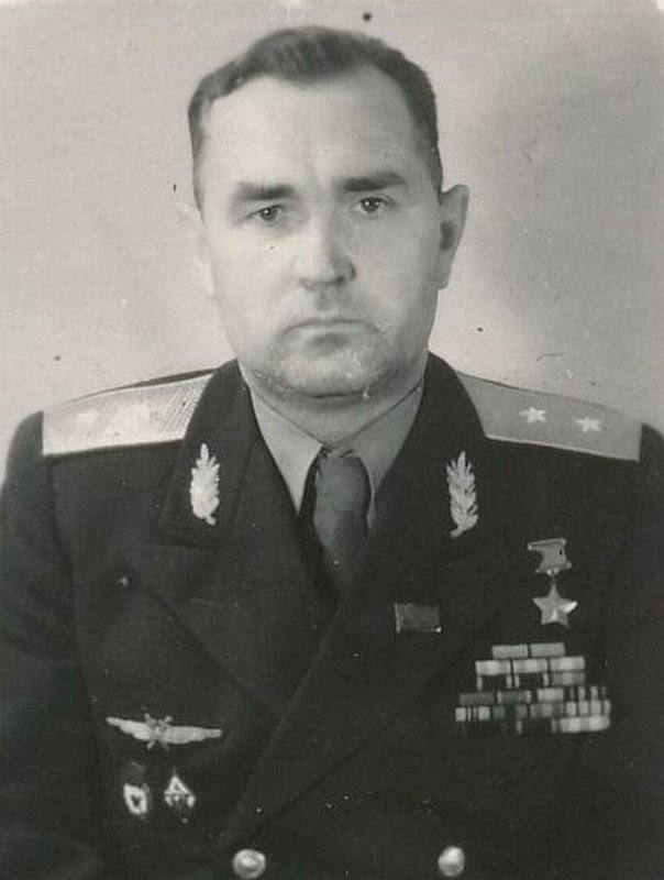 Герой Советского Союза генерал-лейтенант авиации Давидков Виктор Иосифович. Участник боев на р. Халхин-Гол, Великой Отечественной войны с 05.1942-05.1945 гг. Заместитель командира 131-го истребительного авиационного полка.