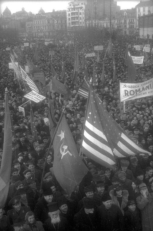 Demonstrators greet the first government of new Romania