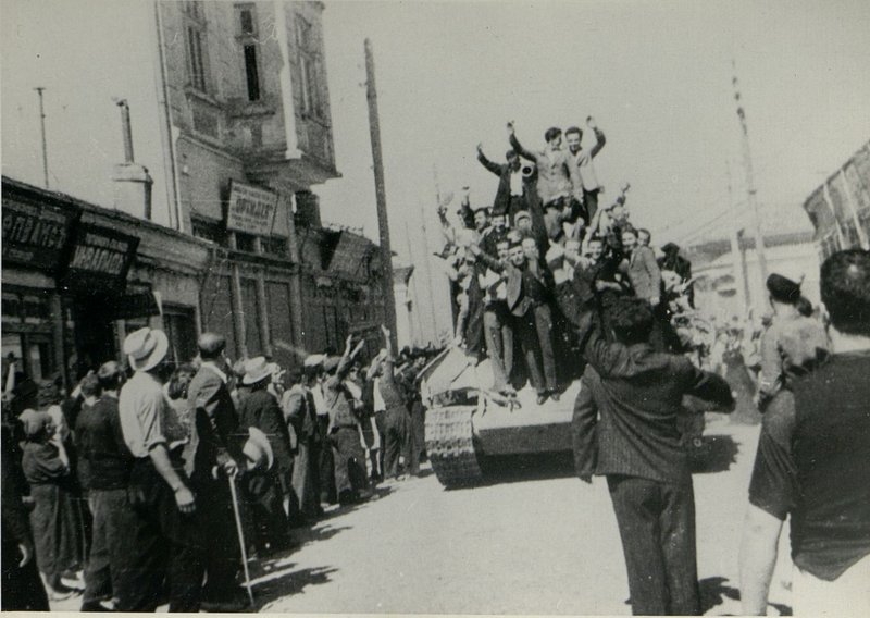 Фотография: Генерал-полковник товарищ Бюрюзов вручает ордена Советского Союза болгарским генералам и офицерам