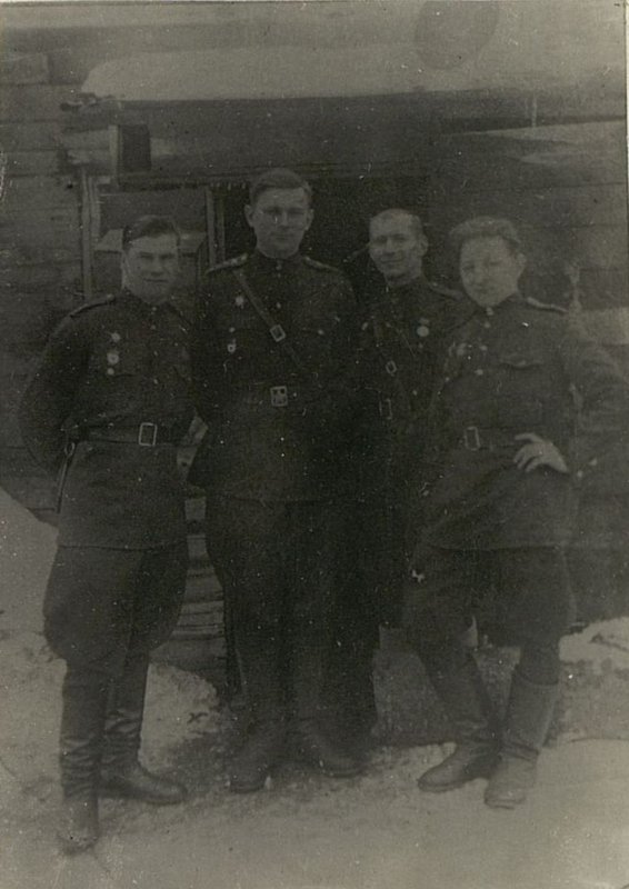 Фотография: Штаб 54 Гвардейского минометного полка (ГМП). Гв. капитанн Поляков, гвардии капитан Яроменко, гвардии старший лейтенант Липатов, гвардии капитан Леонтьев