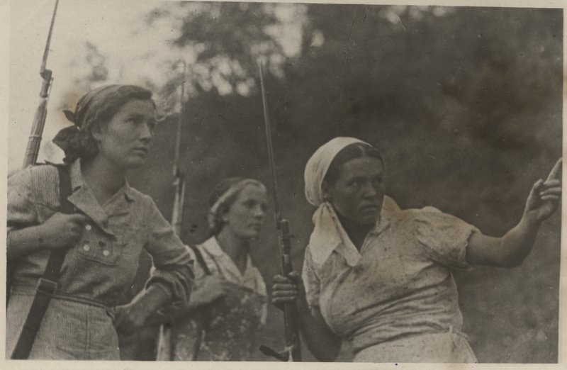Девушки-колхозницы села Н., вступившие в партизанский отряд. Справа - председатель сельского совета комсомолка тов. Н.