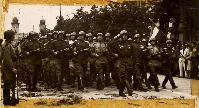 Фотография: Военный совет армии и командование корпуса принимает парад