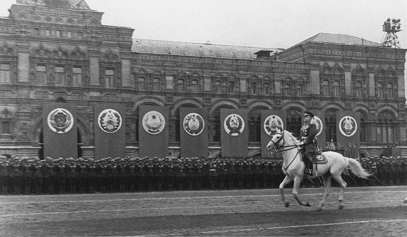 Маршал Георгий Жуков принимает Парад Победы. Москва, 1945 г.