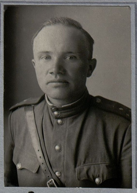 Фотография: Старший лейтенант Оноприенко В.А. Его рота сделала 24 рейса перегнала 1000 автомашин