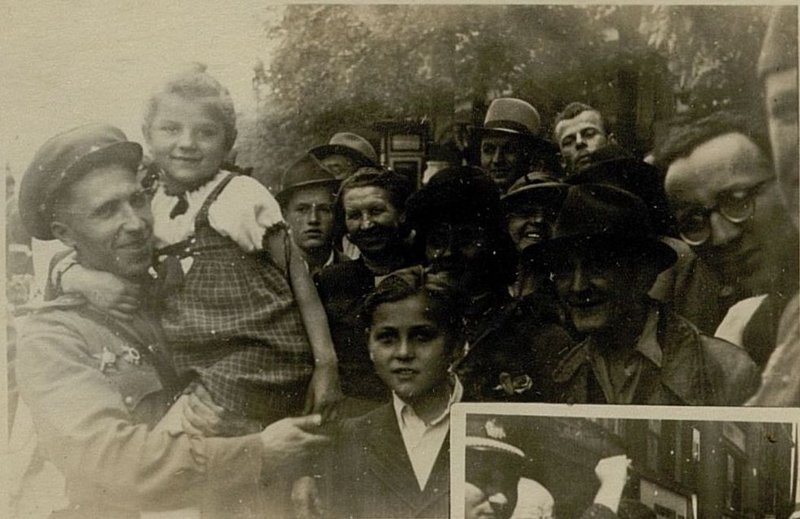 Фотография: Помощник начальника штаба артиллерии армии по ПВО гвардии майор Прозукин среди благодарных за освобождение