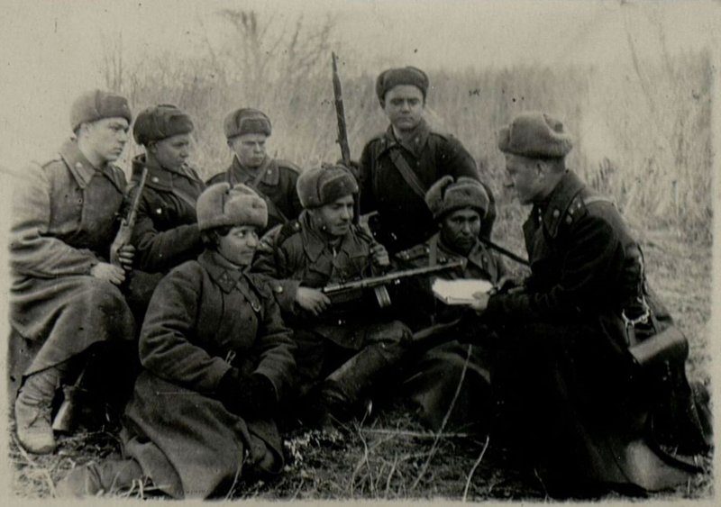 Фотография: Отсекр бюро ВЛКСМ части майора Павлова лейтенант Шаутин дает задание членам бюро